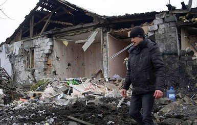 В Донецке снаряд попал в АТП, есть погибшие
