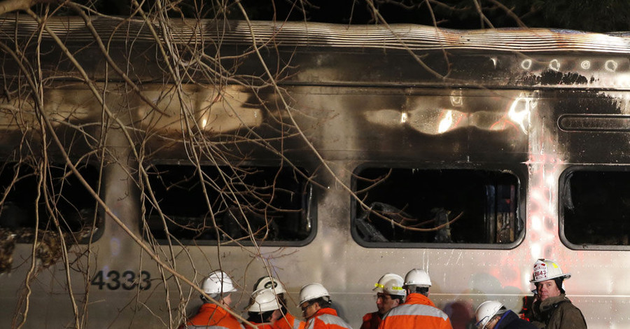 В США  пассажирский поезд протаранил автомобиль и загорелся