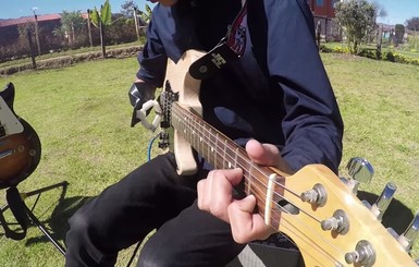 Безрукий парень получил напечатанный протез руки и научился играть на гитаре