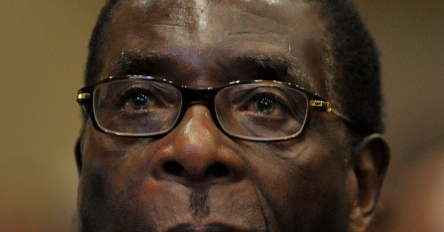 Самый старый в мире президент Роберт Мугабе упал с лестницы во время выступления