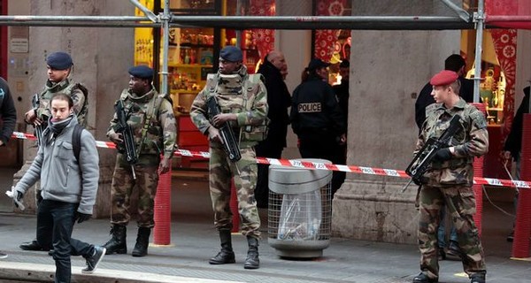 Во Франции на военных напал мужчина с ножом