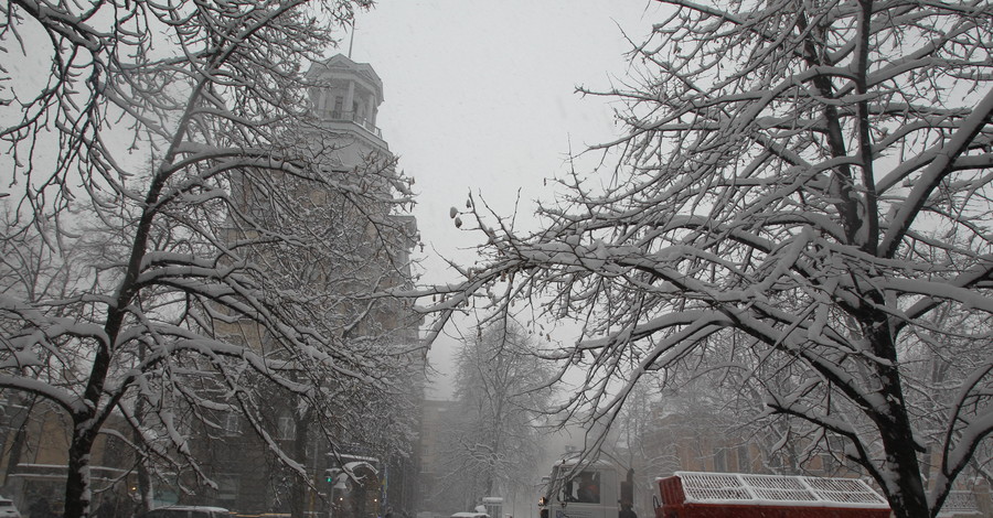 Снегопад в Киеве: фурам запретили въезжать в столицу