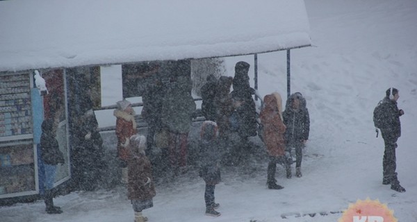 В Киеве из-за снегопада на час продлят работу транспорта