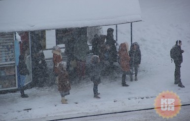 В Киеве из-за снегопада на час продлят работу транспорта