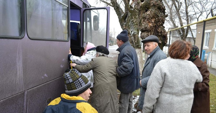Эвакуация в Дебальцево: оторопевшие люди на фоне руин