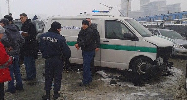 В Киеве машина милиционера врезалась в микроавтобус с нацгвардейцами 
