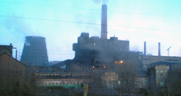 В Енакиево из-за обстрелов снова остановился завод Ахметова