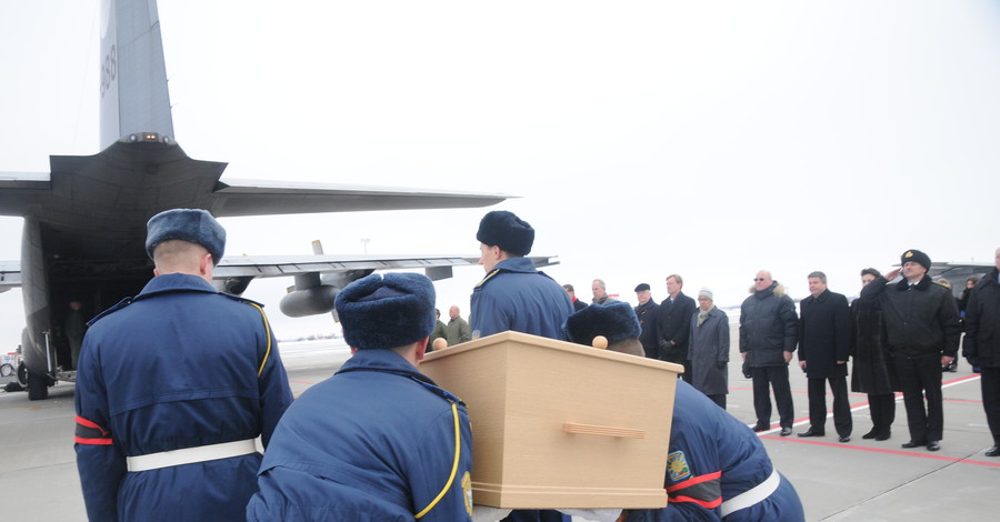 Из Харькова улетел очередной самолет с останками погибших в малайзийском Боинге