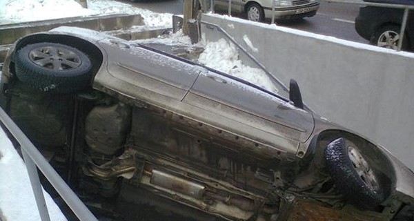 В Киеве Nissan упал в пешеходный переход