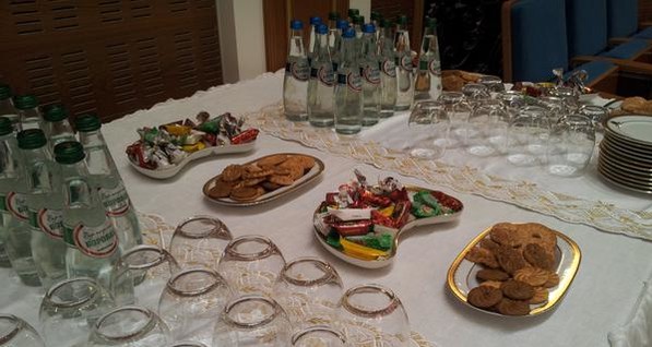 На встрече в Минске журналистов угощают сладостями