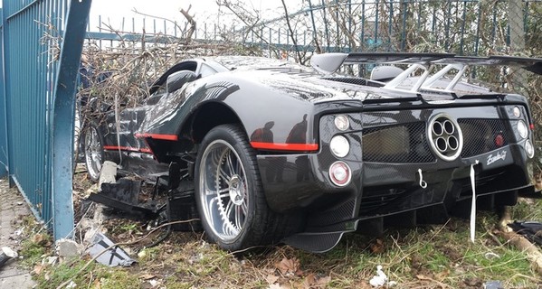 В Лондоне водитель разбил о забор легендарную машину 