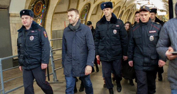Алексея Навального  задержали за распространение листовок в метро 