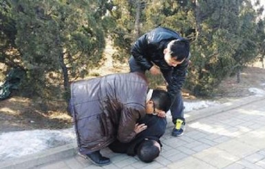 Китайский банкир похитил в парке девушку, чтобы жениться