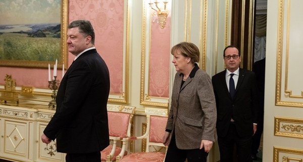 Порошенко, Олланд и Меркель выразили обеспокоенность из-за стрельбы в Донбассе