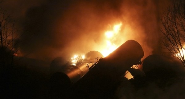 В США загорелся поезд с нефтью, население эвакуируют