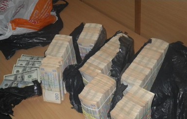 Украинец из Крыма хотел вывезти 4 миллиона гривен и 50 тысяч долларов