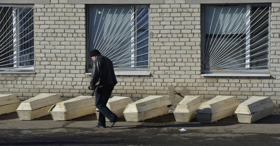 В морг Артемовска свозят тела погибших украинских военных