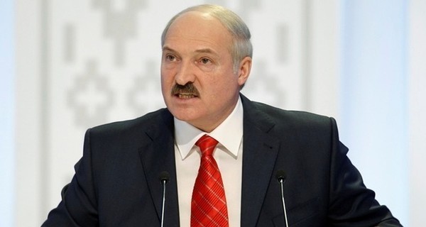 Лукашенко подарили автомат Калашникова: Я буду защищать свою землю в первых рядах