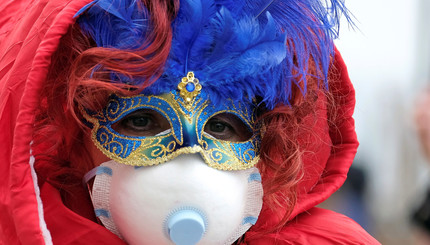 Маска на маску: участники Венецианского карнавала вышли на улицы, несмотря на запрет