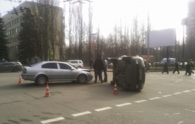 В Киеве перевернулась машина с детьми