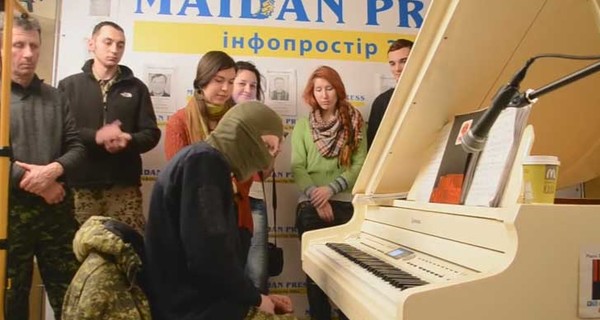 Пианист с Майдана посвятил мелодию Мариуполю
