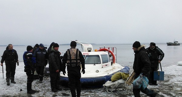 На Днепропетровщине из проруби вытащили двух рыбаков