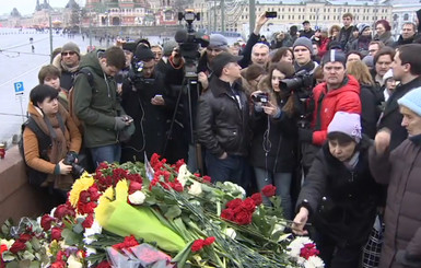 В Москве собираются люди, чтобы почтить память Немцова