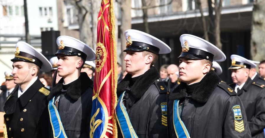 На погонах нахимовцев, спевших в Севастополе гимн, блеснули звезды лейтенантов