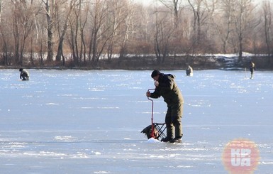 В Киеве двое мужчин устроили драку на льду