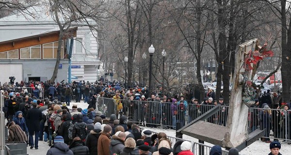 Желающие попрощаться с Борисом Немцовым выстроились в 700-метровую очередь