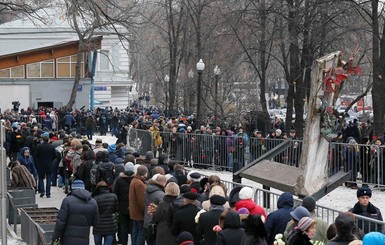 Желающие попрощаться с Борисом Немцовым выстроились в 700-метровую очередь