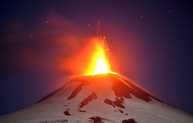 Извержение вулкана Вильяррика в Чили: эвакуировали несколько деревень