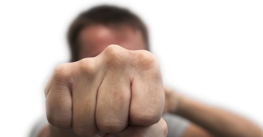 На Закарпатье учитель физкультуры побил подростка за конфликт с его сыном