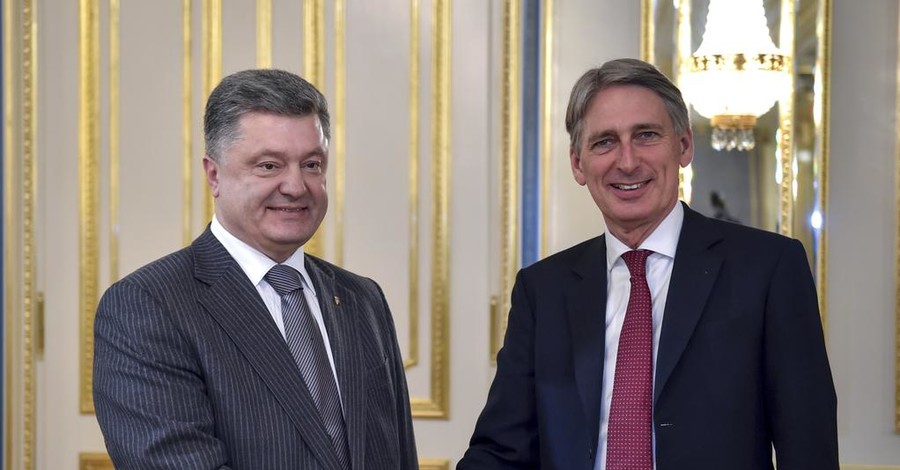 Порошенко обсудил с главой МИД Великобритании введение миротворцев в Донбасс
