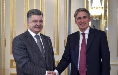 Порошенко обсудил с главой МИД Великобритании введение миротворцев в Донбасс