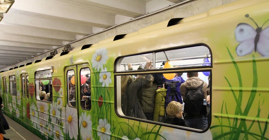 В Киеве в метро ездит чудо-вагон с цветами и шариками