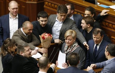 Гонтаревой в Раде на 8 марта подарили цветы и лист бумаги для заявления об отставке