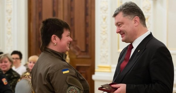 Как Порошенко и Яценюк женщин с 8 марта поздравили