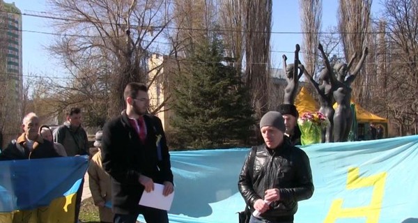 В Крыму задержали троих митингующих за украинские и крымскотатарский флаги