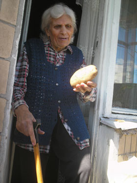 Лимонов подарил матери букет роз и два мешка картошки  