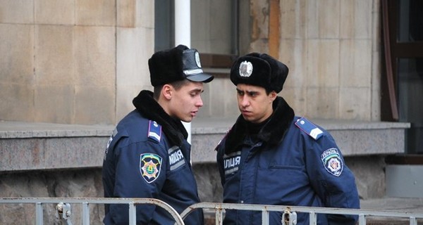 В Киеве милиционер выпал из окна