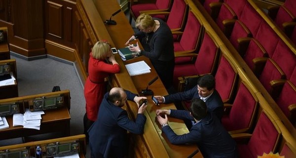 В Украине отменили ограничения по максимальной зарплате для депутатов и министров
