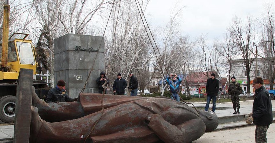 В Запорожской области повалили очередного Ленина