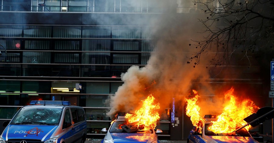 Во Франкфурте-на-Майне начались столкновения активистов с полицией,  в ход пошел слезоточивый газ