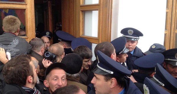 Родственники участников АТО со штурмом прорвались в Львовский горсовет