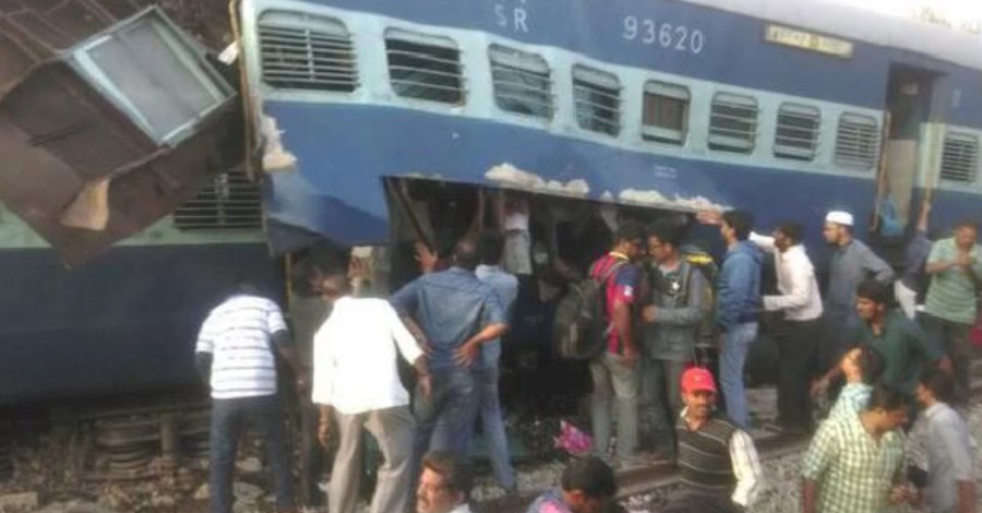 В Индии с рельсов сошел поезд: погибли шесть человек