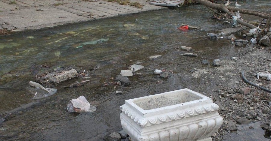 В речку Лыбидь в Киеве сбросили бетонные клумбы и канализационные люки