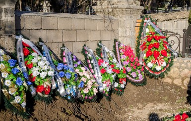 Александр Янукович с матерью приехали на могилу брата