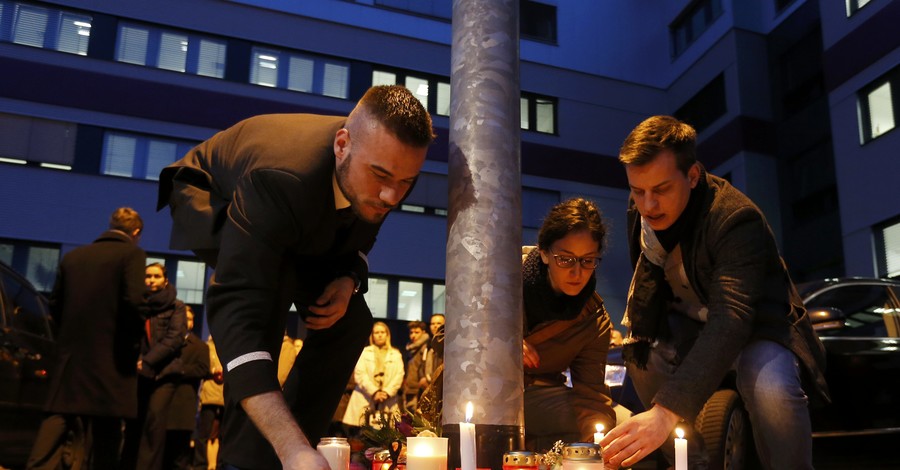 В Германии зажигают свечи в память погибших в авиакатастрофе