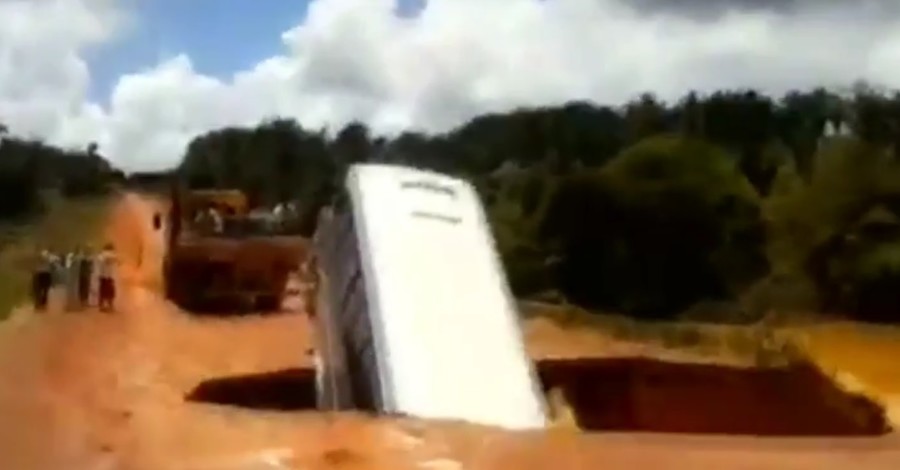 В Бразилии пассажирский автобус провалился в яму, а затем внезапно всплыл в реке